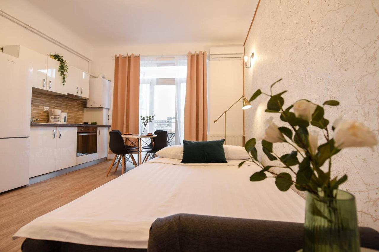Cozy 1Br Escape - Apartment With Charming Balcony Near Universitate Букурещ Екстериор снимка