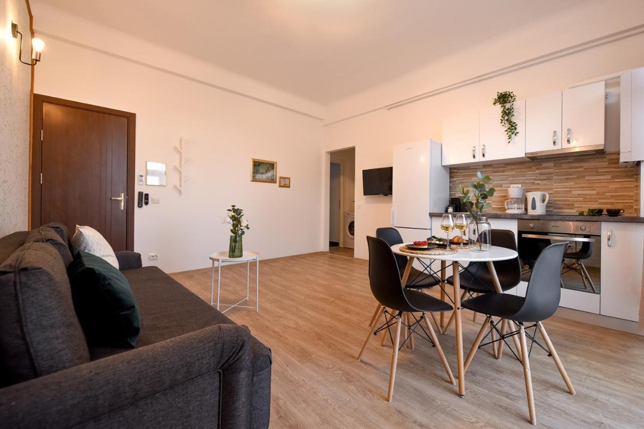 Cozy 1Br Escape - Apartment With Charming Balcony Near Universitate Букурещ Екстериор снимка