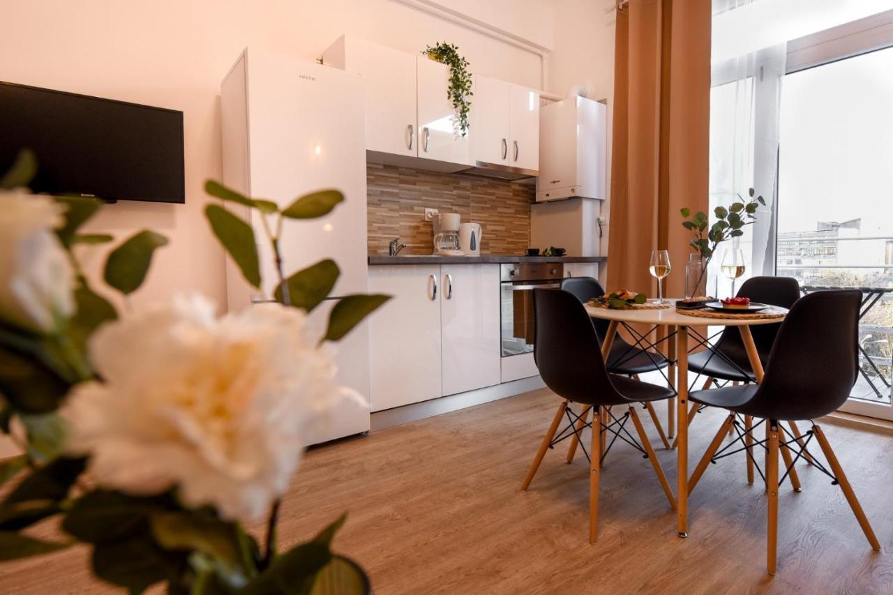 Cozy 1Br Escape - Apartment With Charming Balcony Near Universitate Букурещ Екстериор снимка
