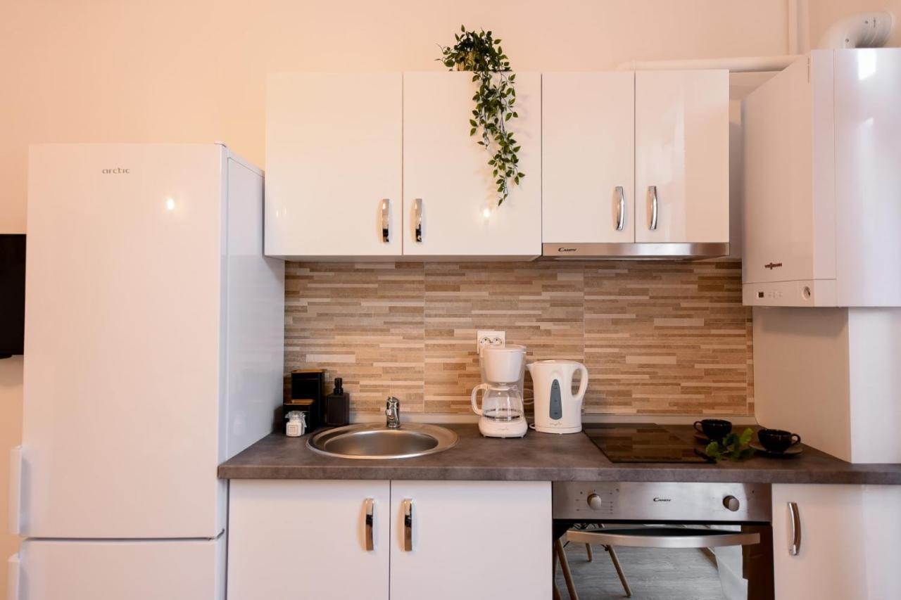 Cozy 1Br Escape - Apartment With Charming Balcony Near Universitate Букурещ Екстериор снимка